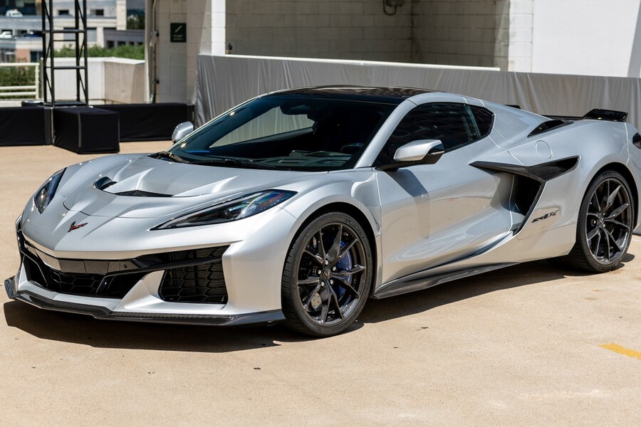 Electrified Powerhouse: 2026 Chevrolet Corvette ZR1X Redefines the American Hypercar With 1,250 HP